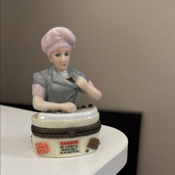 I LOVE LUCY PHB PORCELAIN HINGED TRINKET BOX MIDWEST OF CANNON Chocolate Factory - Picture 1 of 4